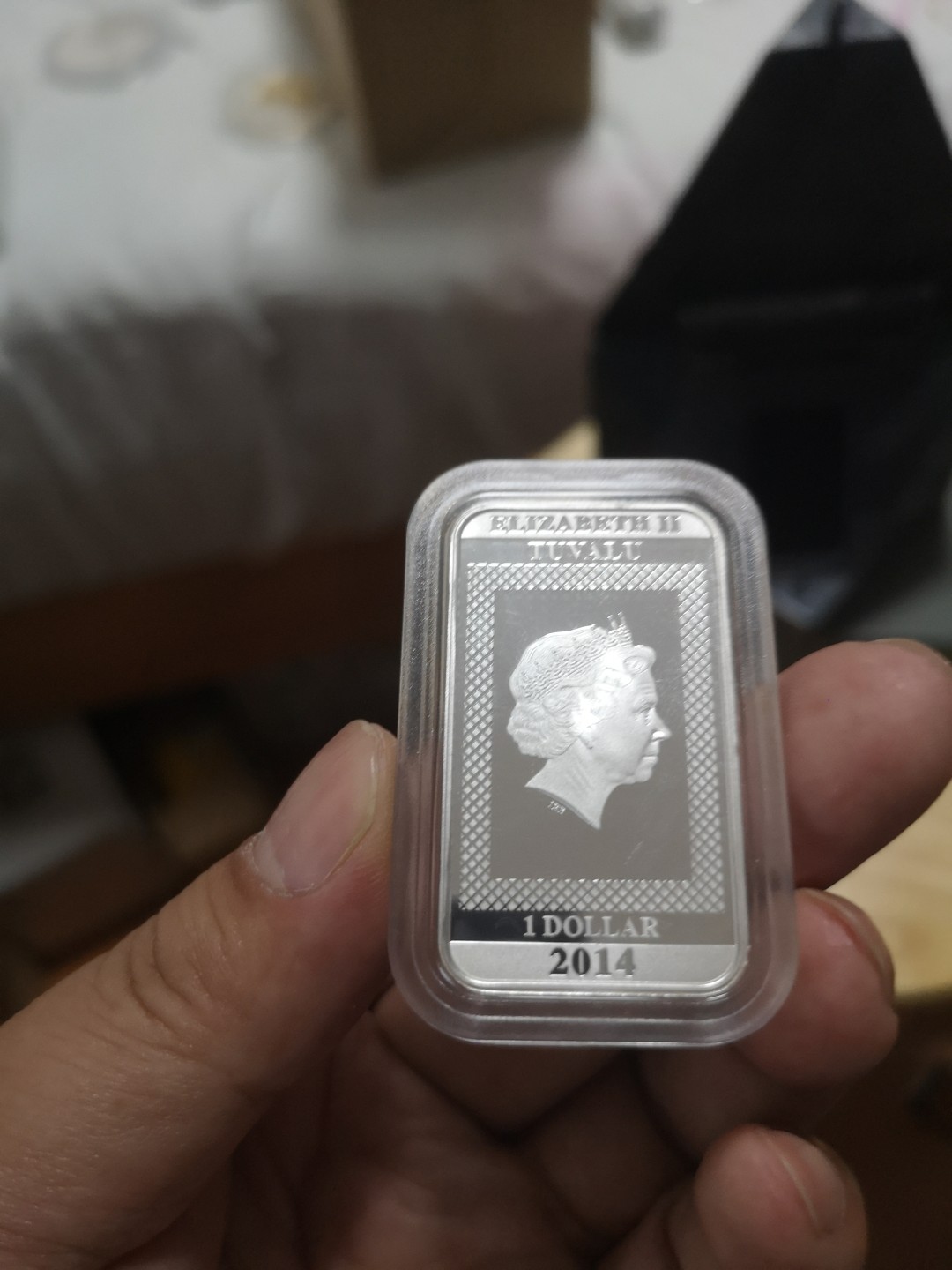 长老汇第4场现代币拍卖 图瓦卢2014变形金刚大黄蜂1盎司彩色幻彩精制银币，科技感很强的按键开关原装盒证