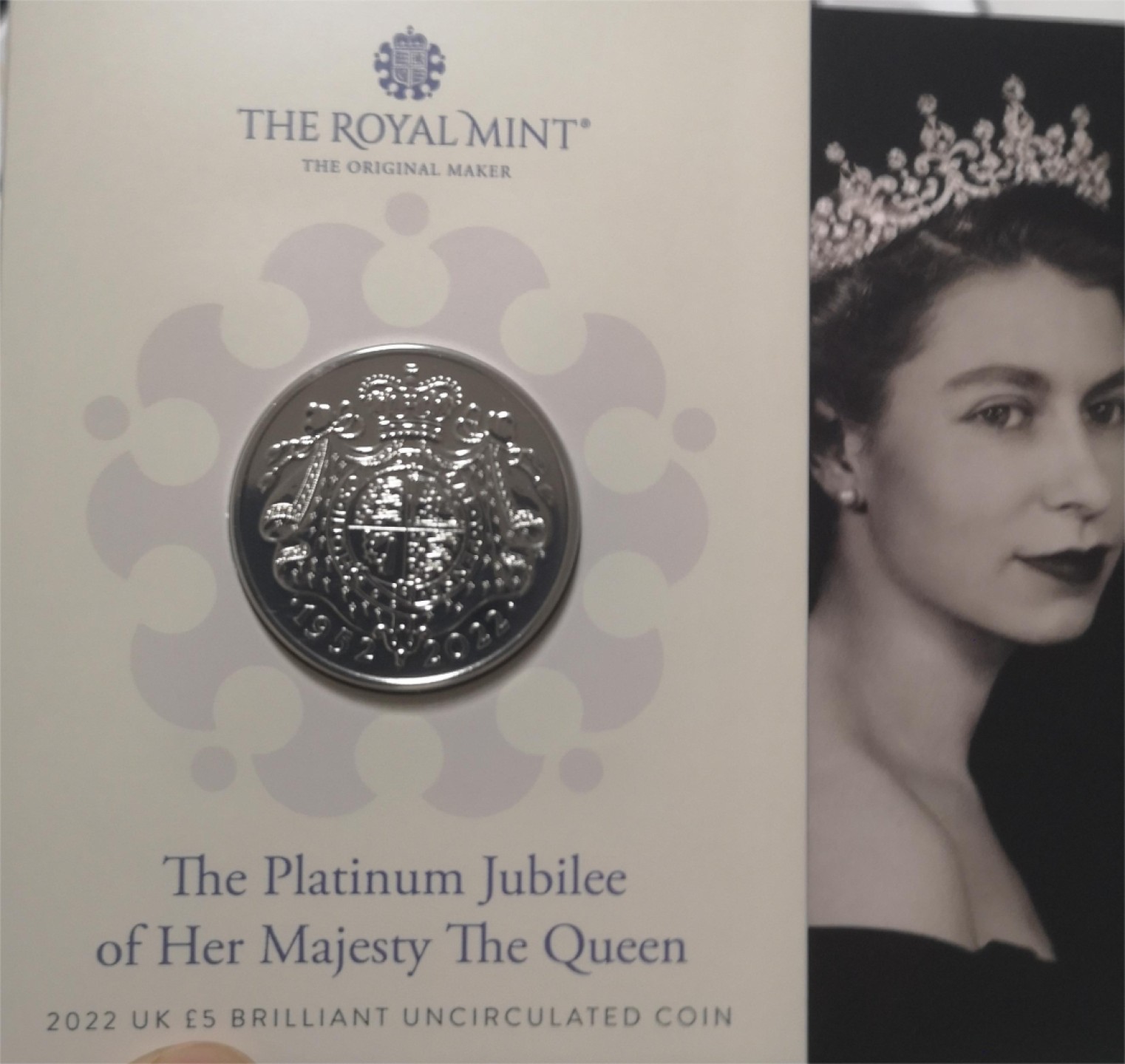 长老汇第4场现代币拍卖 英国2022女王在位70周年5英镑纪念币卡装，非常受欢迎