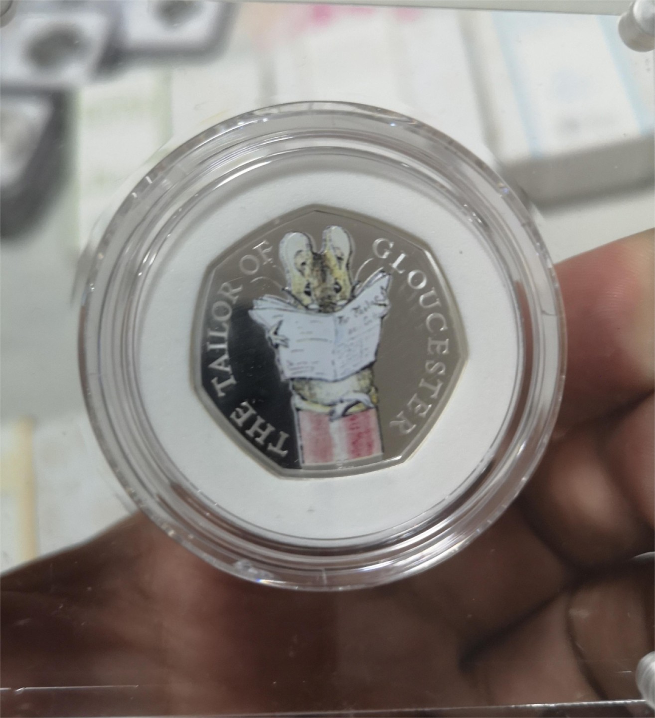 长老汇第4场现代币拍卖 英国2018彼得兔系列格罗斯特老裁缝50便士精制彩色银币，原盒证