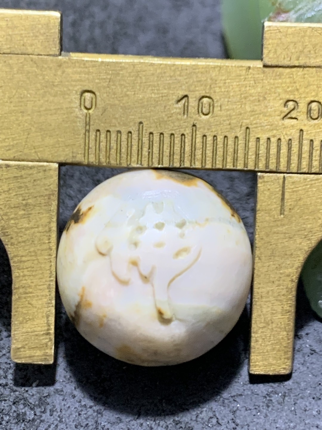 精美戈壁彩玉手工雕刻佛字圆珠一个！寓意：佛在心中，