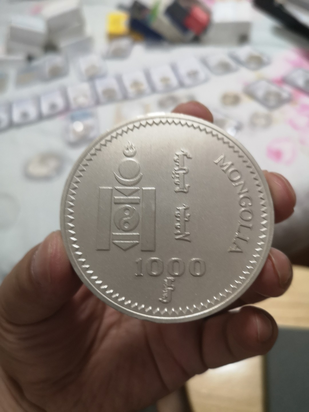 长老汇第4场现代币拍卖 蒙古1996奥运会赛跑5盎司1000图格里克镶金磨砂大银币，大约300-400欧元
