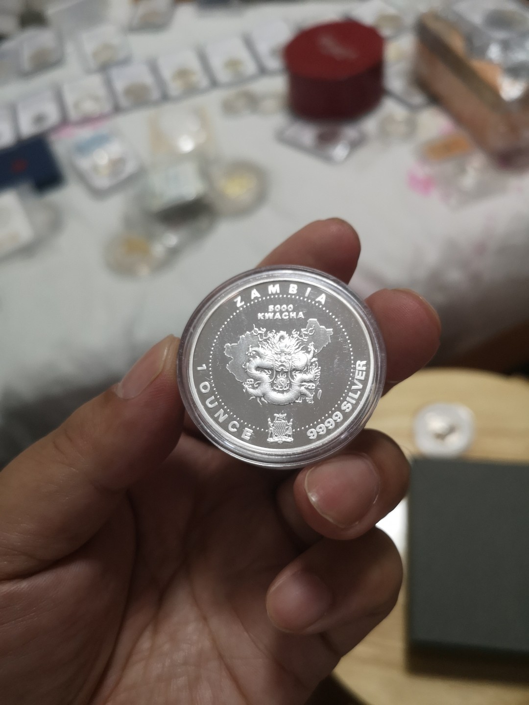 长老汇第4场现代币拍卖 赞比亚1997牛年1盎司精制银币，非常少见，伤是塑料盒上的，请放心购买