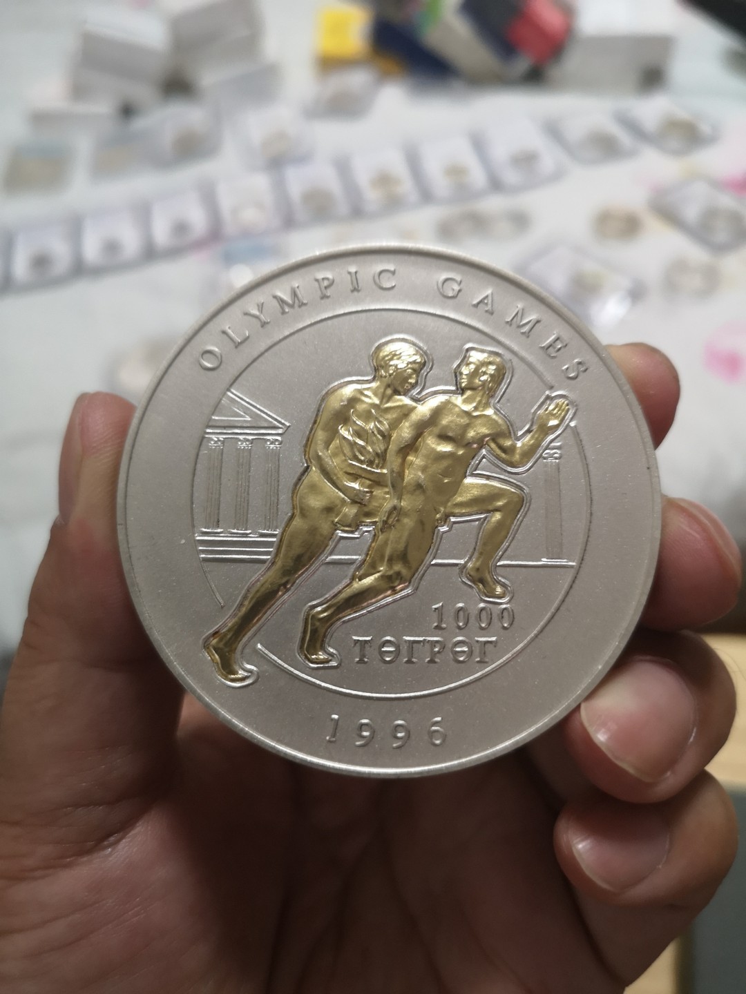 长老汇第4场现代币拍卖 蒙古1996奥运会赛跑5盎司1000图格里克镶金磨砂大银币，大约300-400欧元