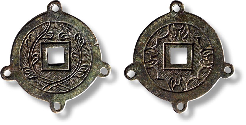 上海匡时2023年春拍中国钱币专场 早期花卉纹四孔挂花一枚，直径：27.4mm，厚：2.3mm，重量：11.3g，工艺精美，寓意吉祥，品相一流，极美品