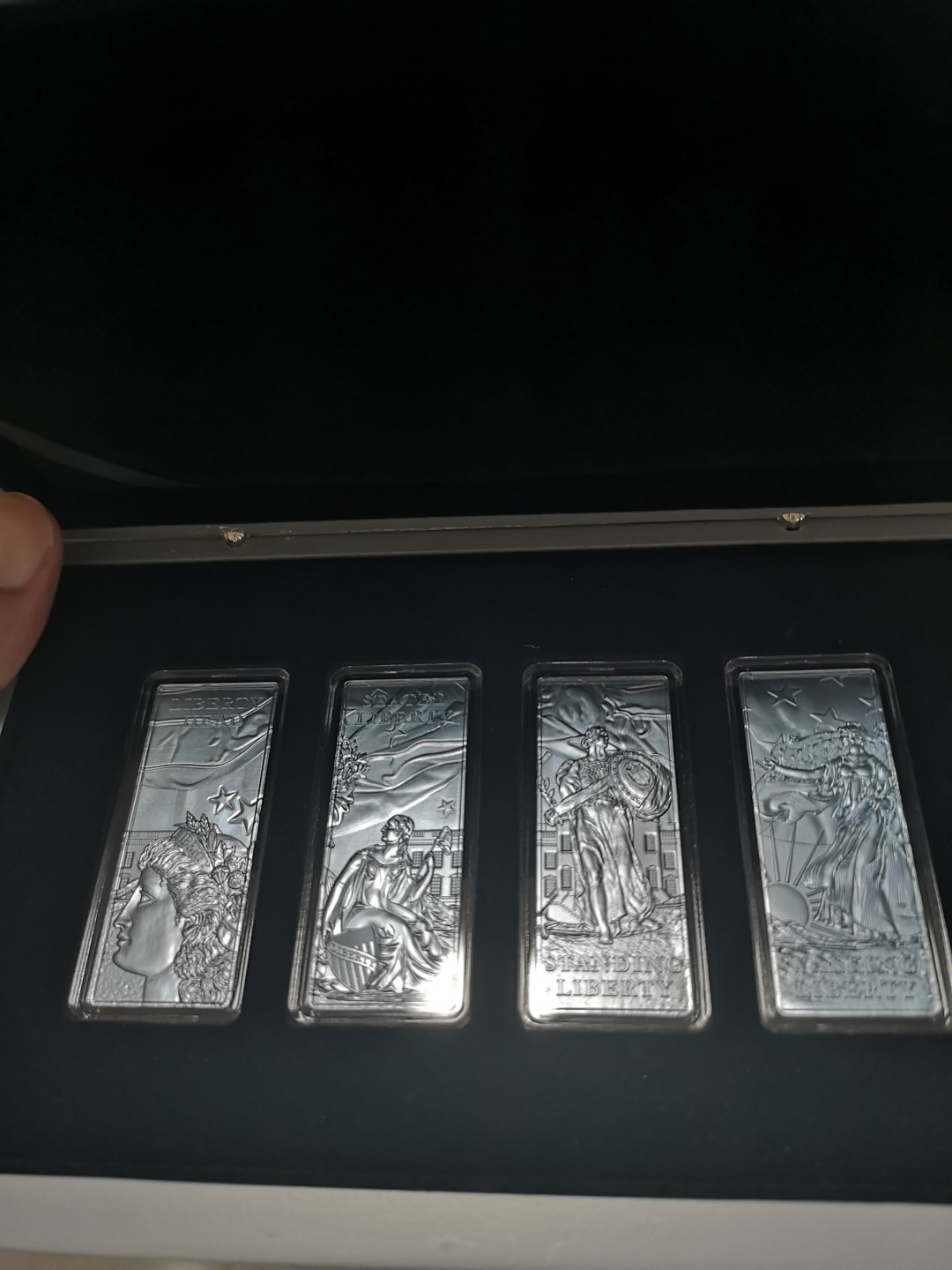 长老汇第4场现代币拍卖 巴巴多斯2022历史上的美元，含著名的摩根，1盎司方形银币X4枚，蓝色纳米涂层，原盒证，发行量仅有500枚