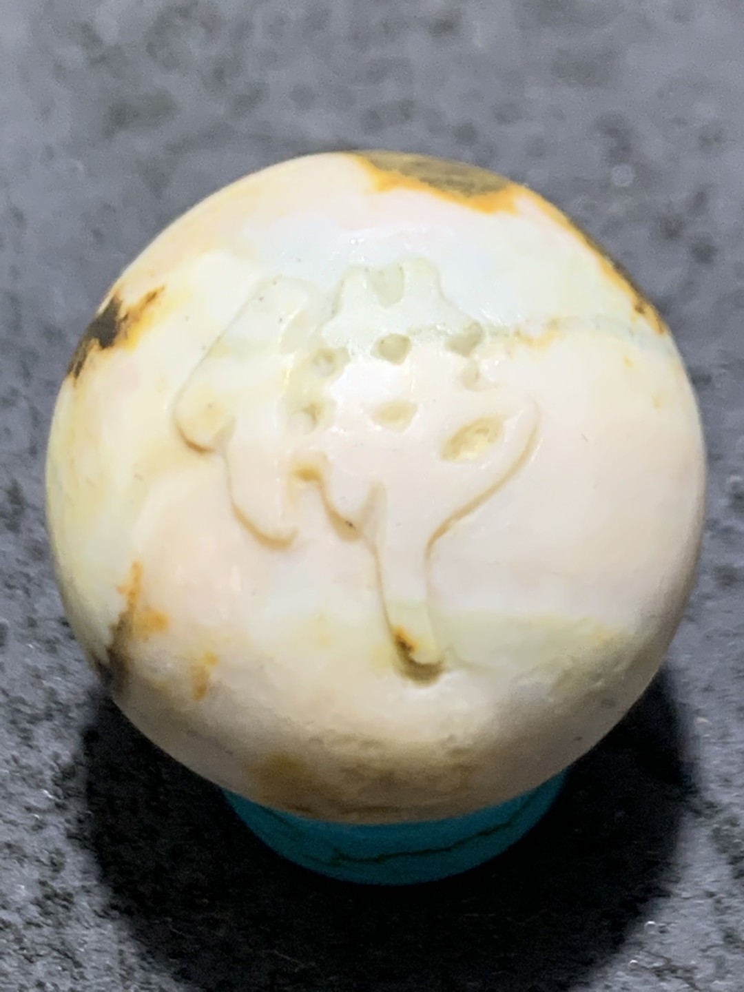 精美戈壁彩玉手工雕刻佛字圆珠一个！寓意：佛在心中，