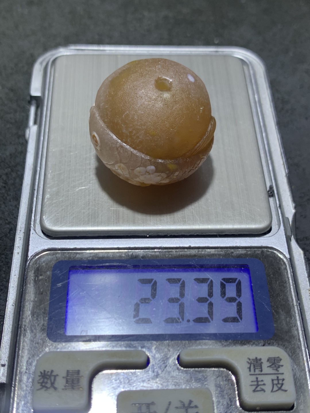 精美冰飘亚光战国红玛瑙手工俏色巧雕龙鱼随形珠一个