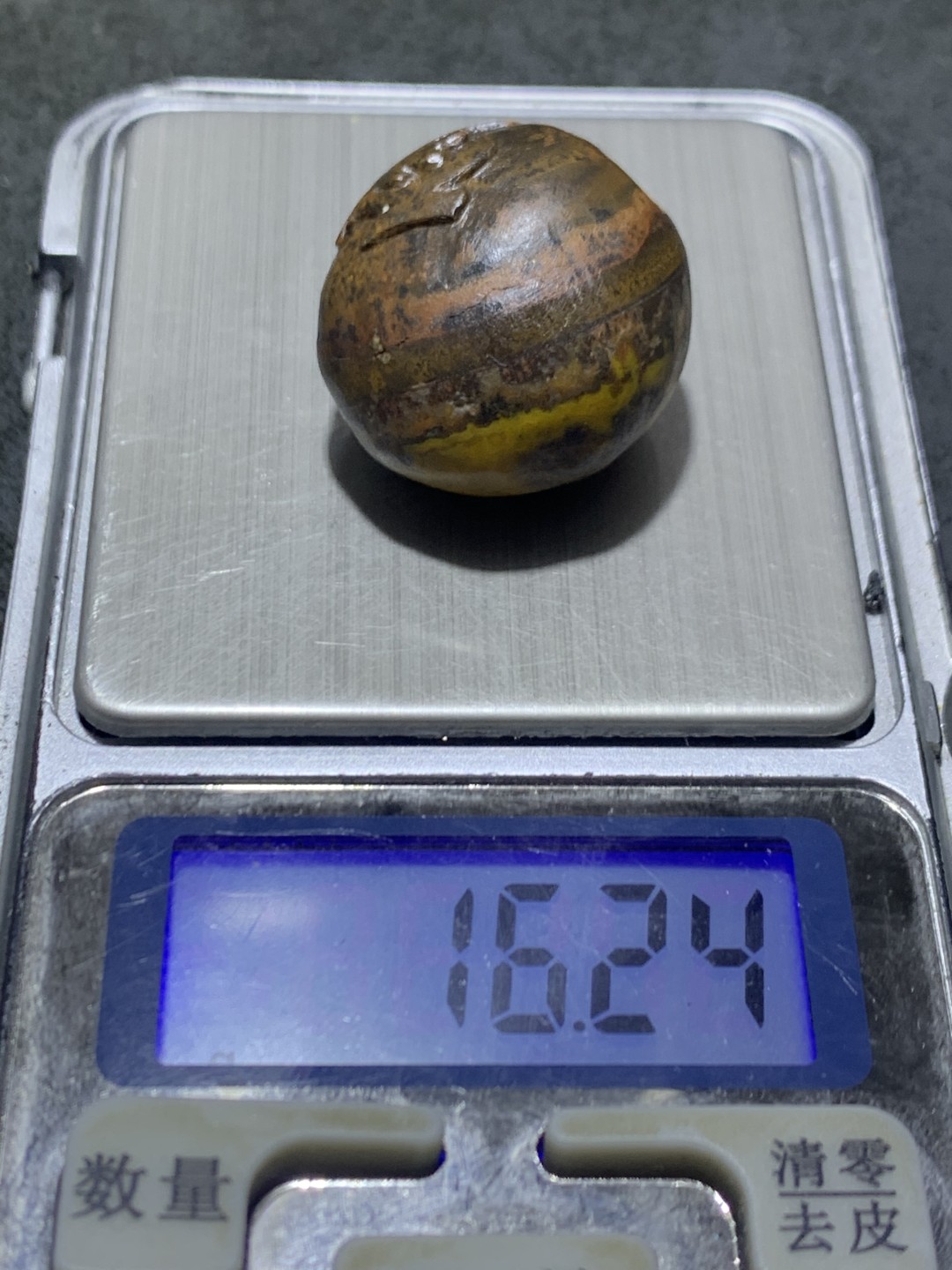 精美原皮战国红玛瑙手工雕刻佛字随形吊坠一个，