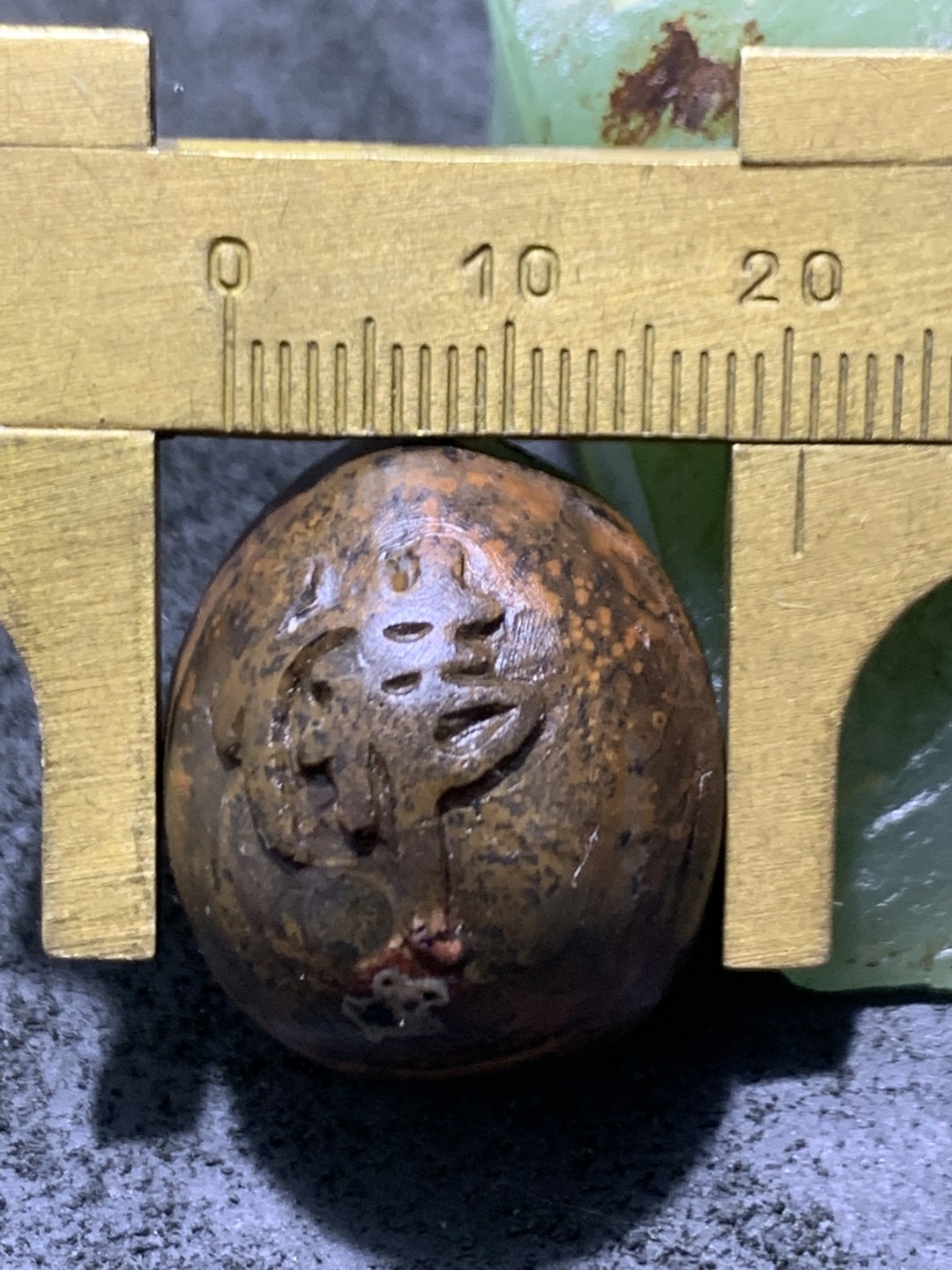 精美原皮战国红玛瑙手工雕刻佛字随形吊坠一个，