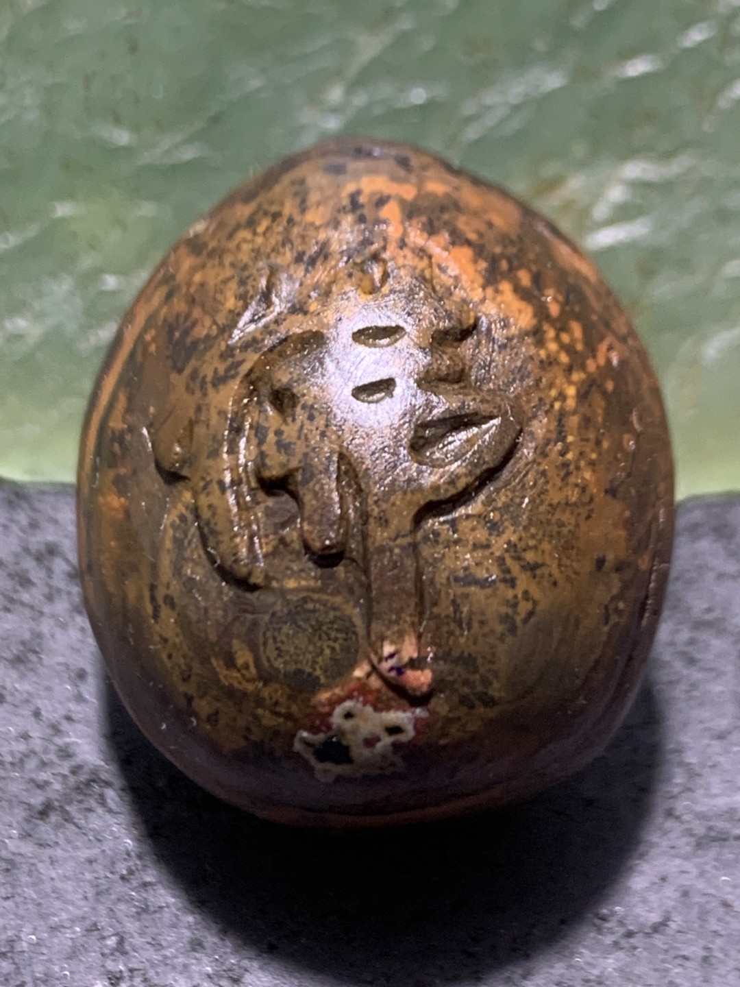 精美原皮战国红玛瑙手工雕刻佛字随形吊坠一个，