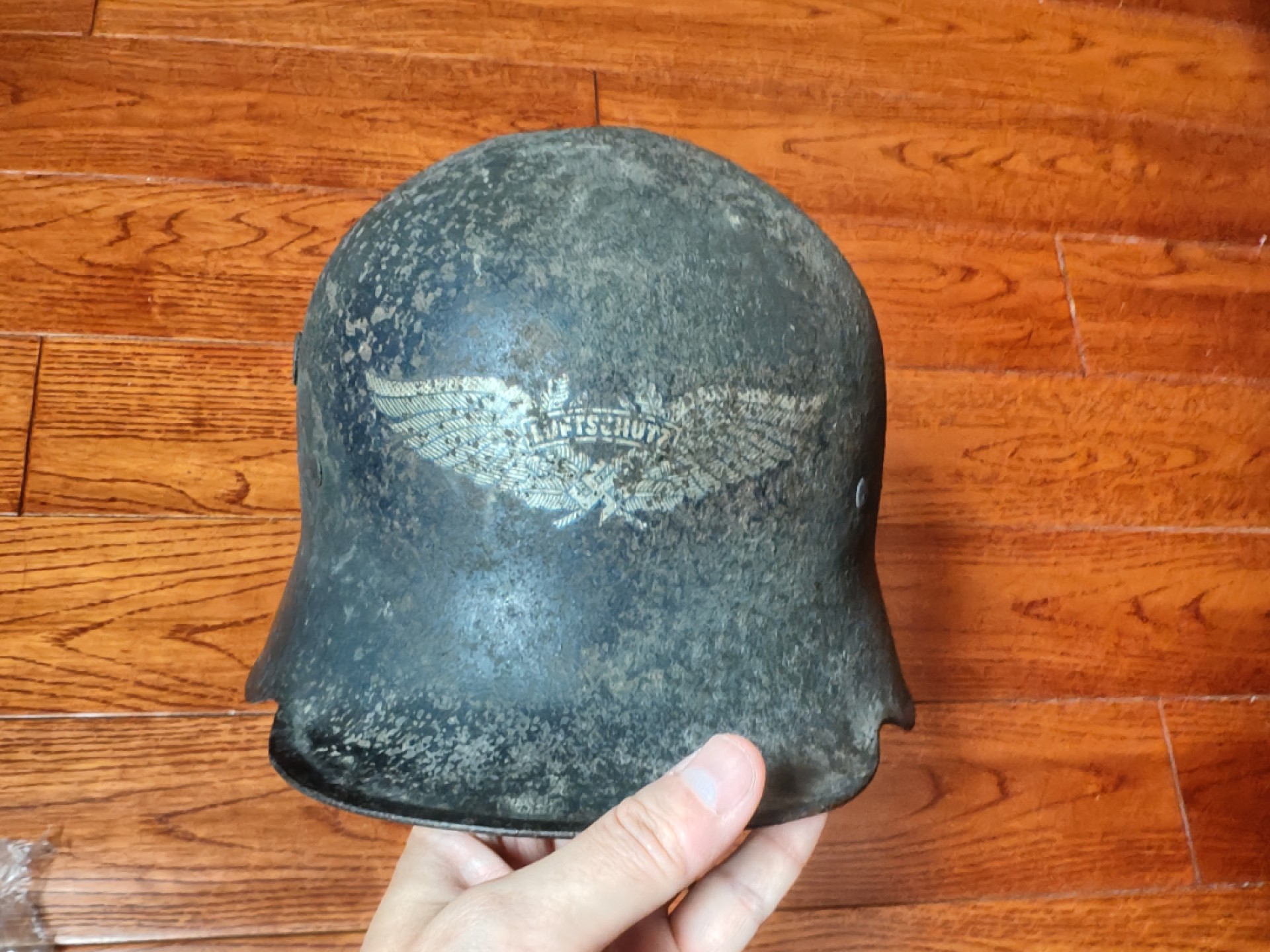 世界精品徽章收藏-端午节专场 德三防空部队钢盔，一战盔，左侧通风孔的通风网缺失，总体上品相还是不错的