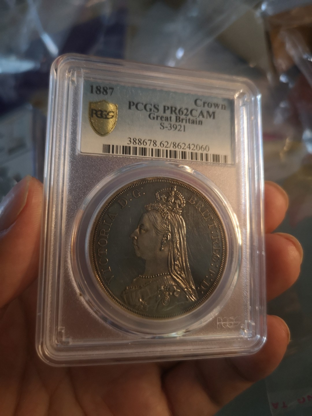 长老汇精品老银币系列 英国1887维多利亚高冠1克朗精制马剑大银币，PCGS PR62 CAM，镜面，蓝色包浆，非常漂亮