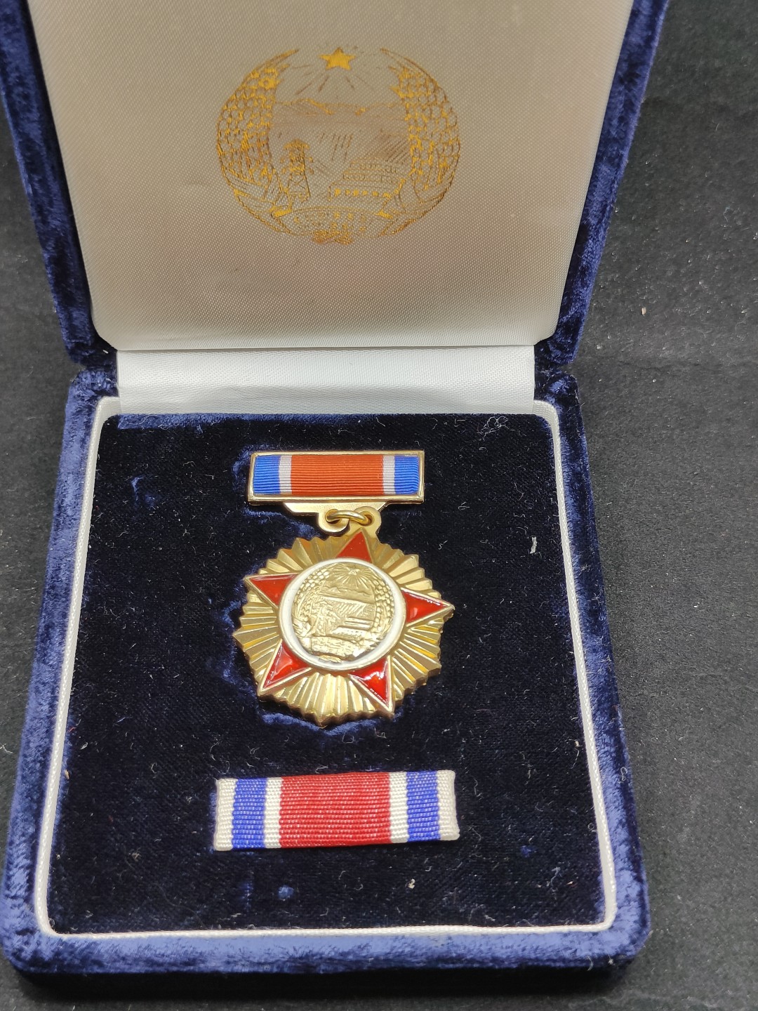 全场0元起拍 第66期 咸鱼国勋章拍卖专场 6月21日（周三）下午6：00开始 朝总联版烫金国徽盒朝鲜民主主义人民共和国创建纪念章