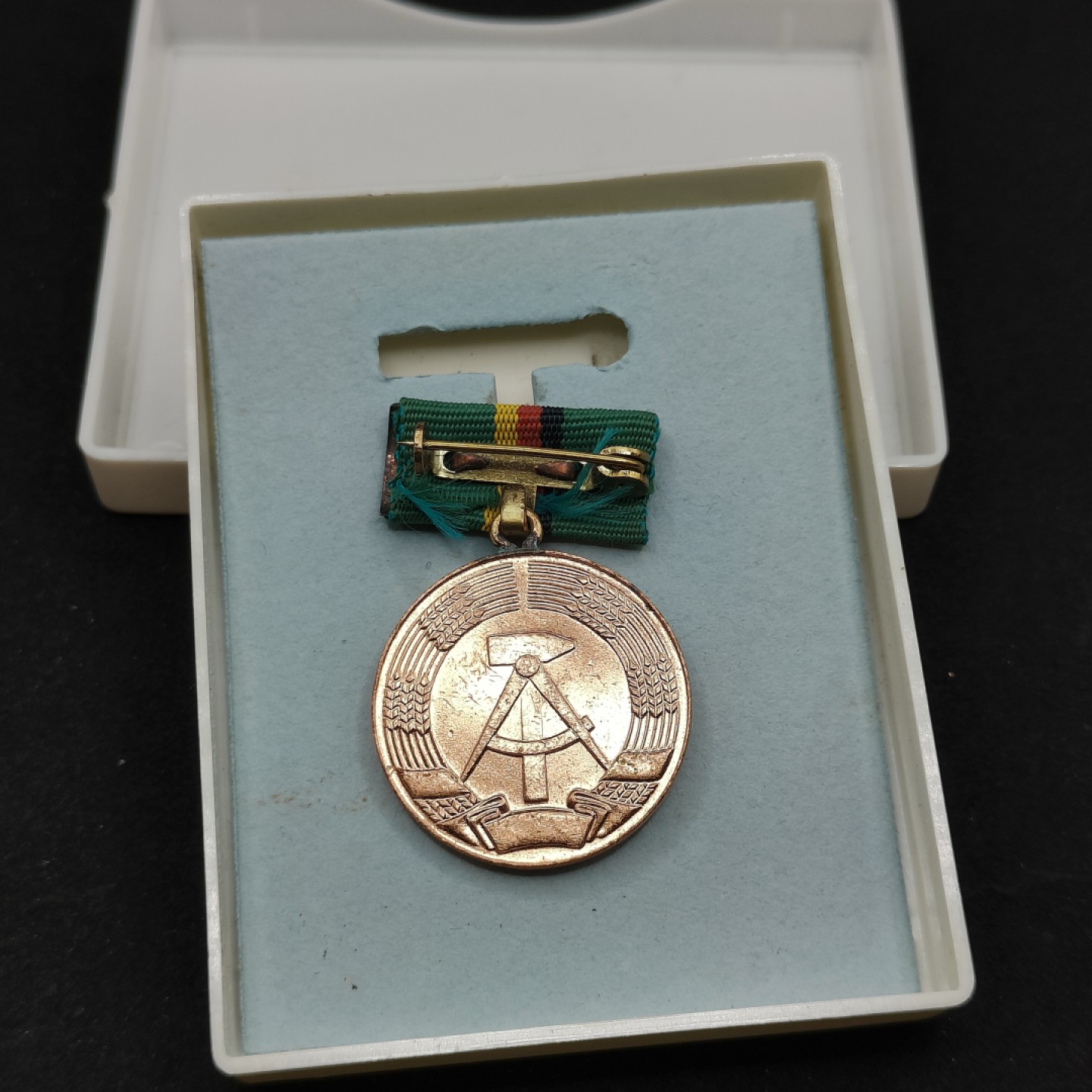 全场0元起拍 第66期 咸鱼国勋章拍卖专场 6月21日（周三）下午6：00开始 东德集体农庄优秀服务奖章