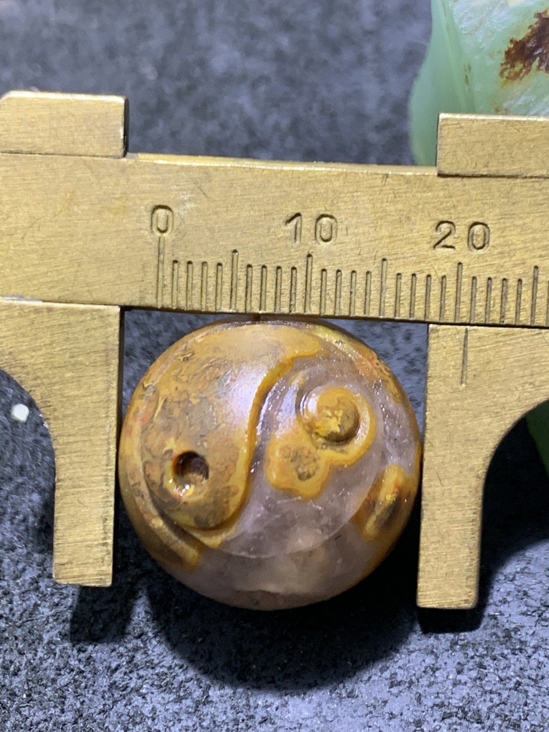 精美冰飘草花纹亚光战国红玛瑙手工俏色巧雕太极阴阳鱼2.0圆珠一个，