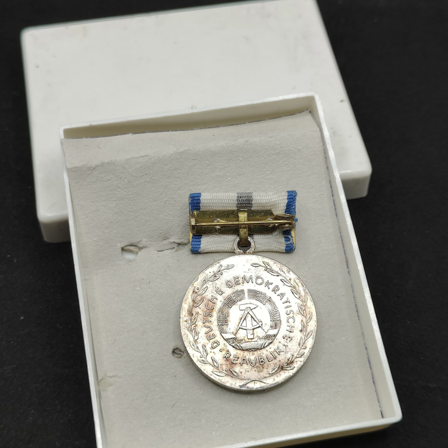 全场0元起拍 第66期 咸鱼国勋章拍卖专场 6月21日（周三）下午6：00开始 东德公共卫生忠诚服务二十年奖章