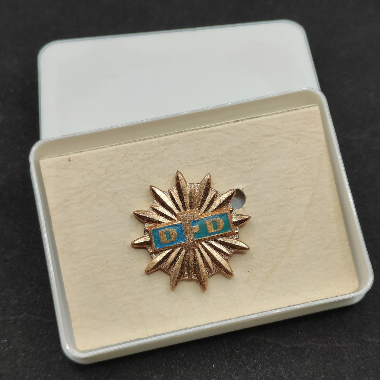 全场0元起拍 第66期 咸鱼国勋章拍卖专场 6月21日（周三）下午6：00开始 东德民主妇女联盟奖章