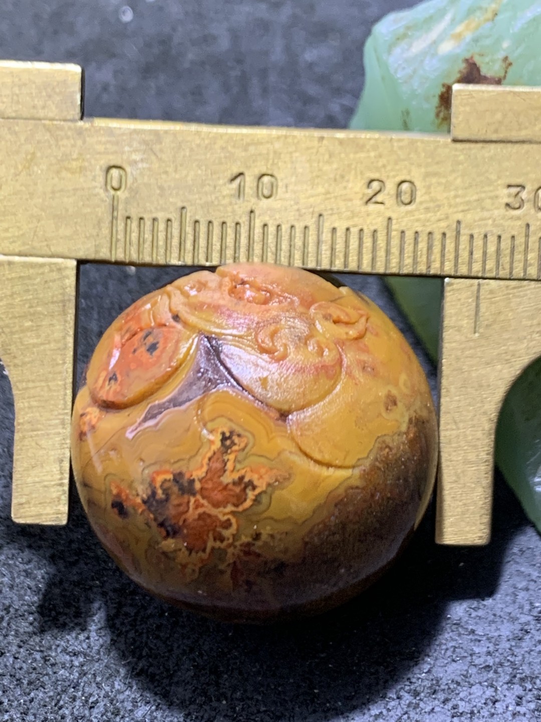 精美冰飘亚光战国红玛瑙手工俏色巧雕招财进宝圆珠一个