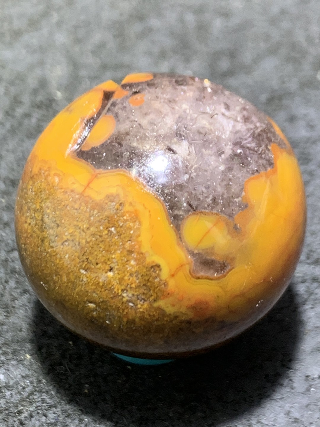 精美冰飘亚光战国红玛瑙手工俏色巧雕招财进宝圆珠一个