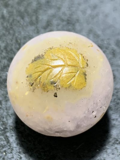 精美冰飘亚光草花纹战国红玛瑙手工俏色巧雕小鸡落叶珠一个， - 精美冰飘亚光草花纹战国红玛瑙手工俏色巧雕小鸡落叶珠一个，