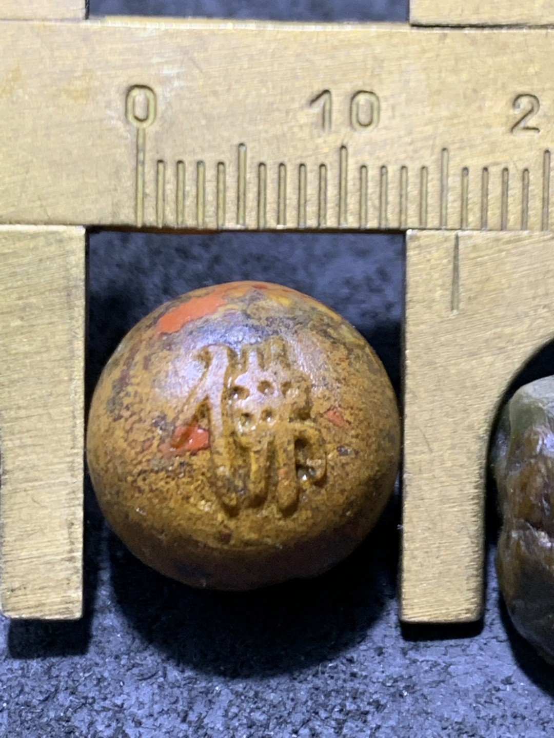 精美亚光草花纹战国红玛瑙手工雕刻佛字单珠一颗！