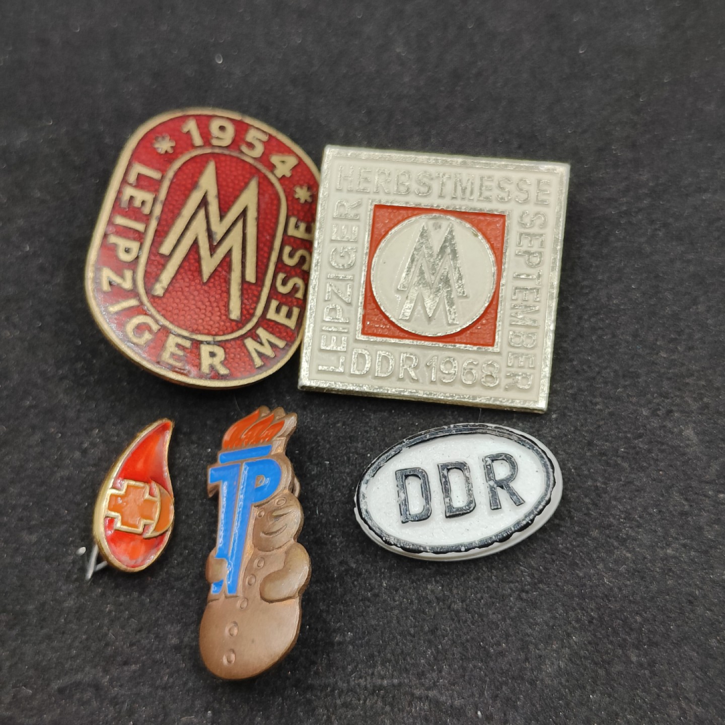 全场0元起拍 第66期 咸鱼国勋章拍卖专场 6月21日（周三）下午6：00开始 东德徽章一组