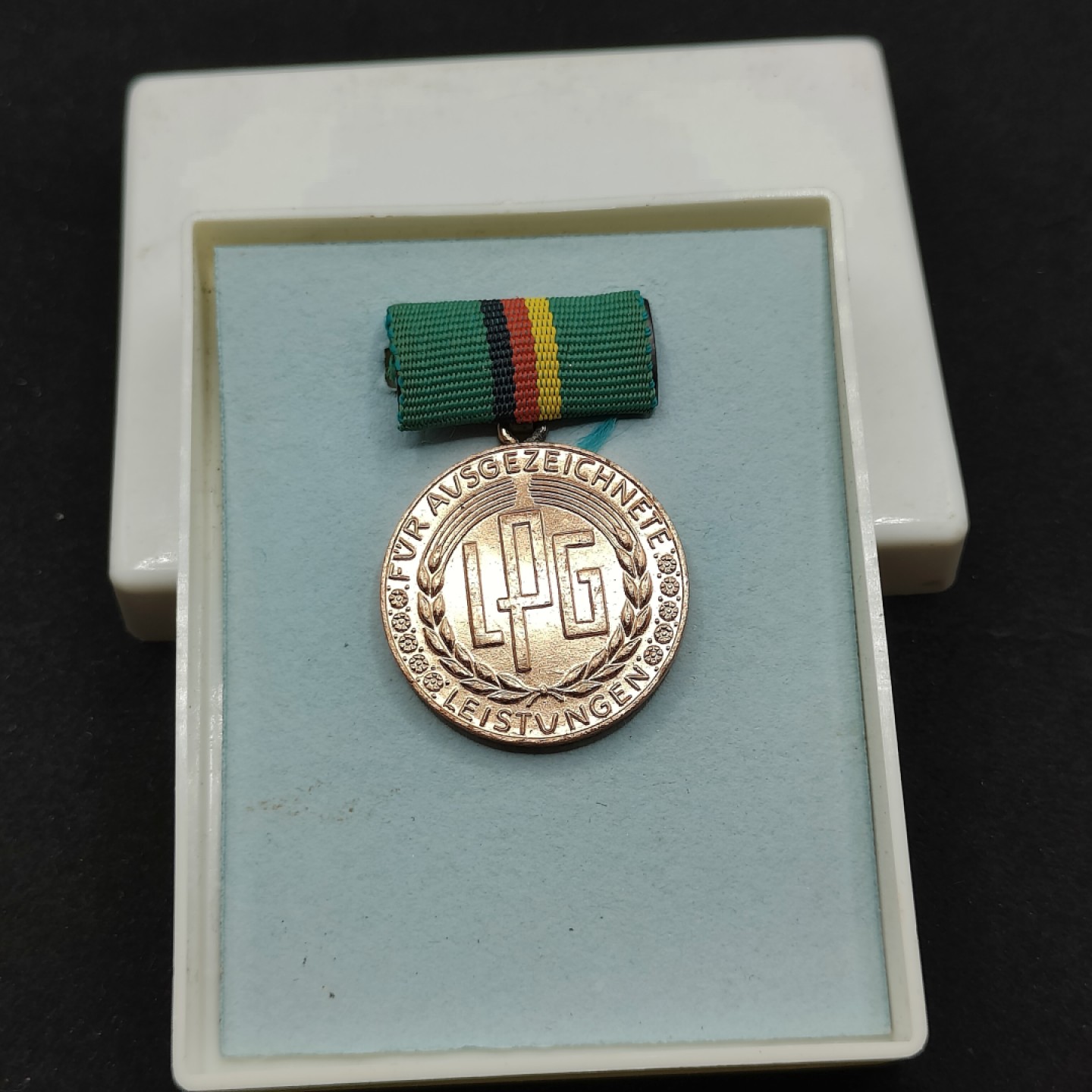 全场0元起拍 第66期 咸鱼国勋章拍卖专场 6月21日（周三）下午6：00开始 东德集体农庄优秀服务奖章