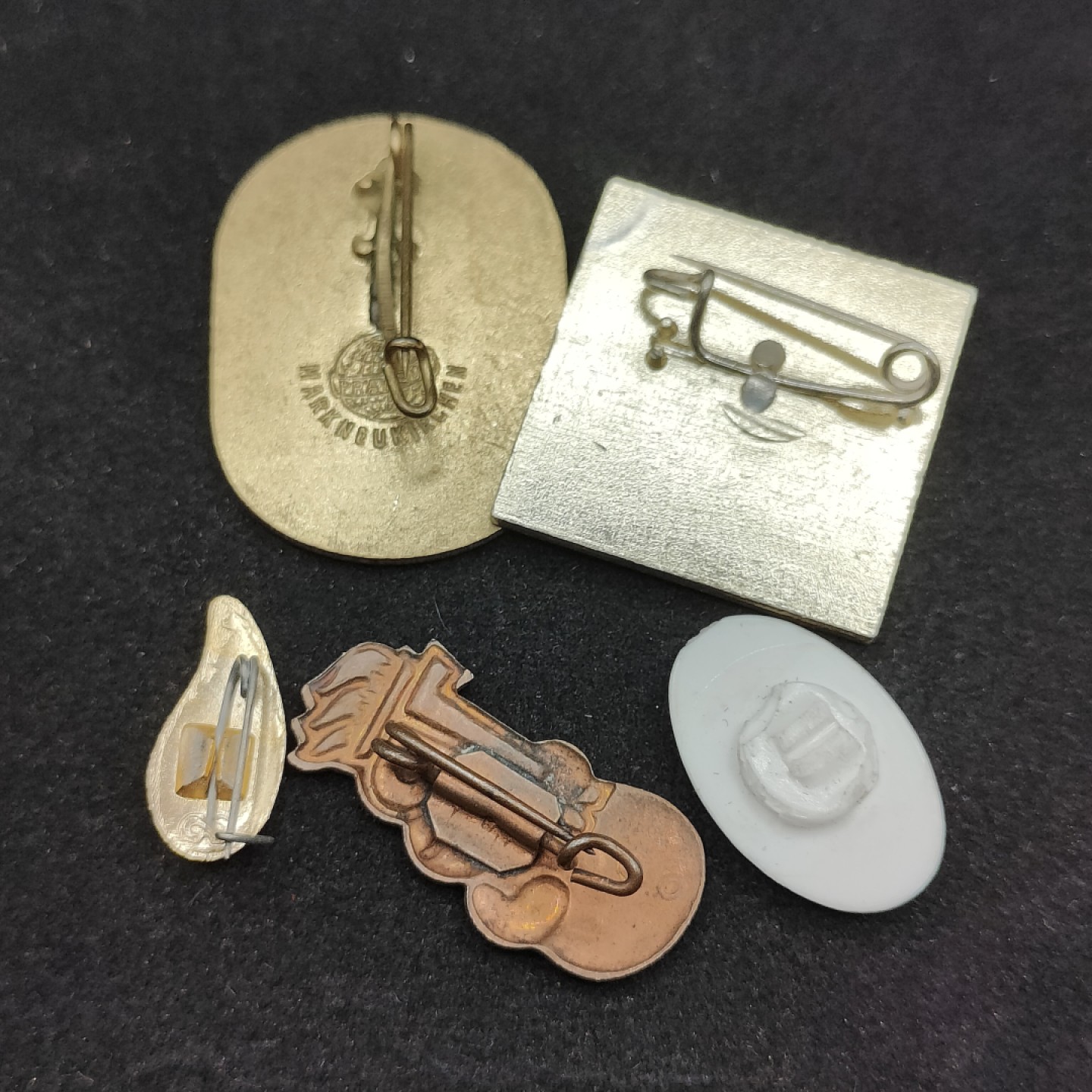 全场0元起拍 第66期 咸鱼国勋章拍卖专场 6月21日（周三）下午6：00开始 东德徽章一组