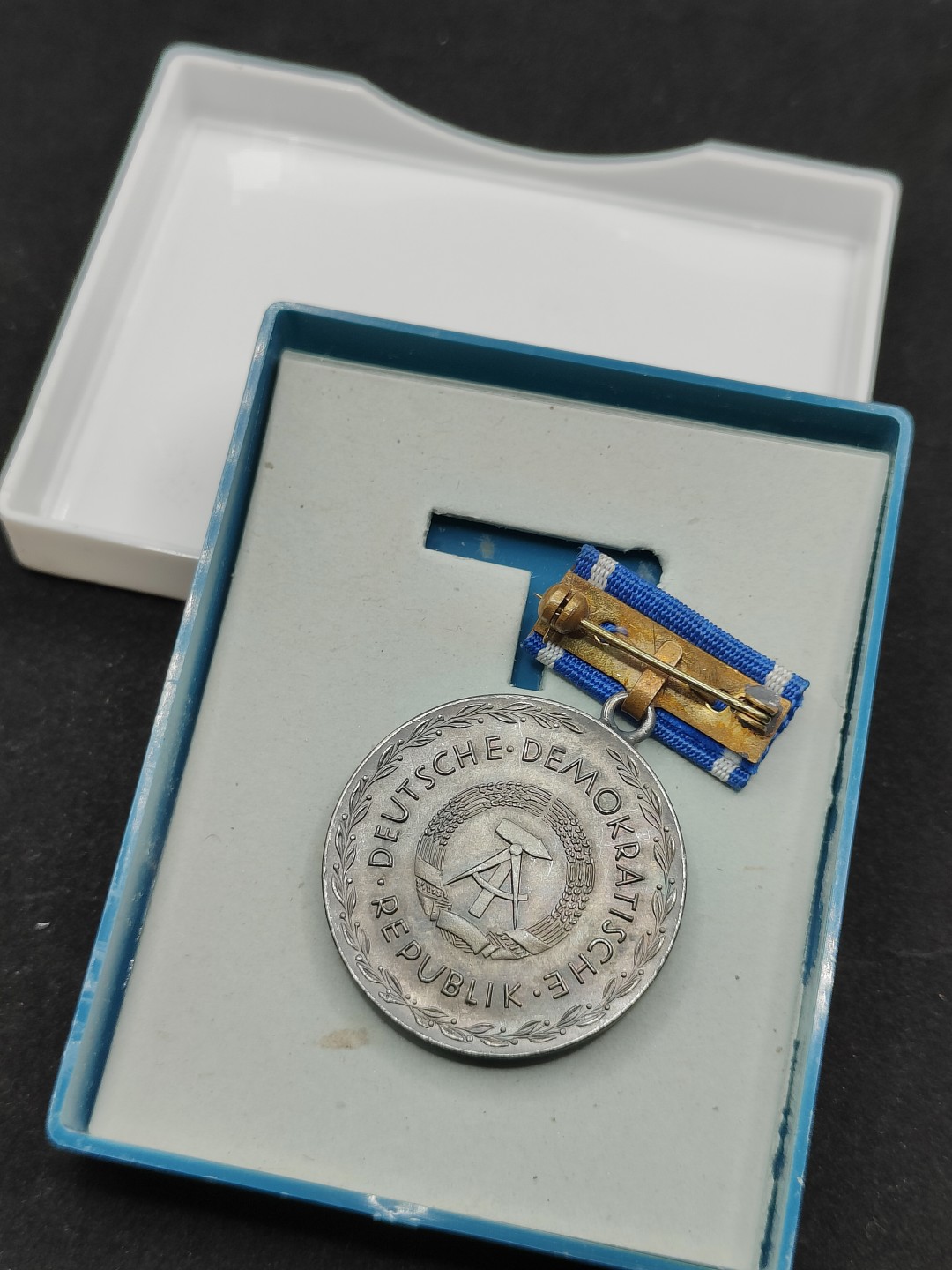 全场0元起拍 第66期 咸鱼国勋章拍卖专场 6月21日（周三）下午6：00开始 东德裴斯洛泰齐忠诚服务奖章银级