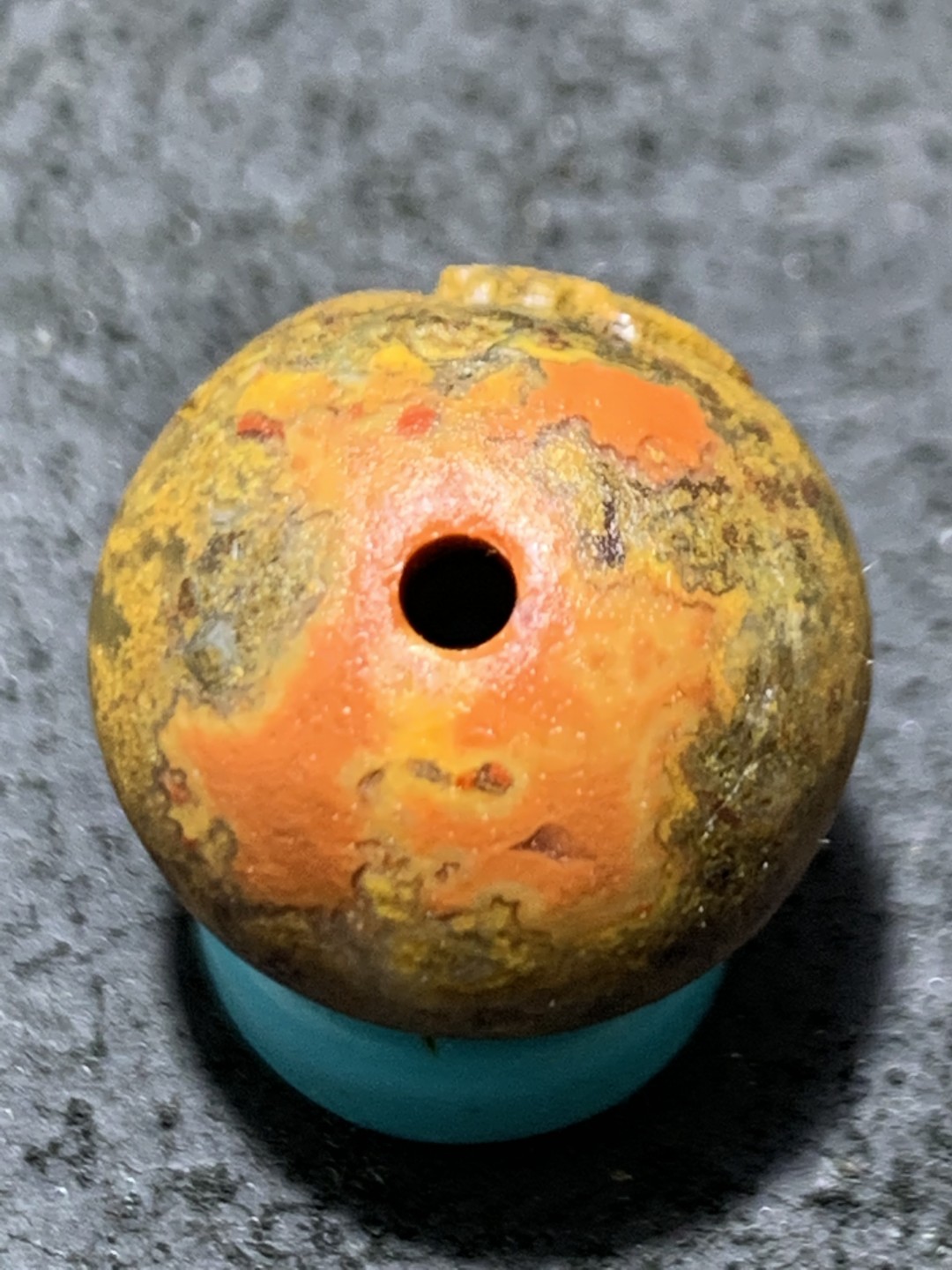 精美亚光草花纹战国红玛瑙手工雕刻佛字单珠一颗！