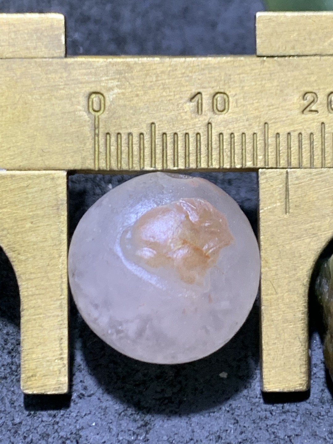 精美满冰飘亚光战国红玛瑙手工俏色巧雕三足金蟾圆珠一个