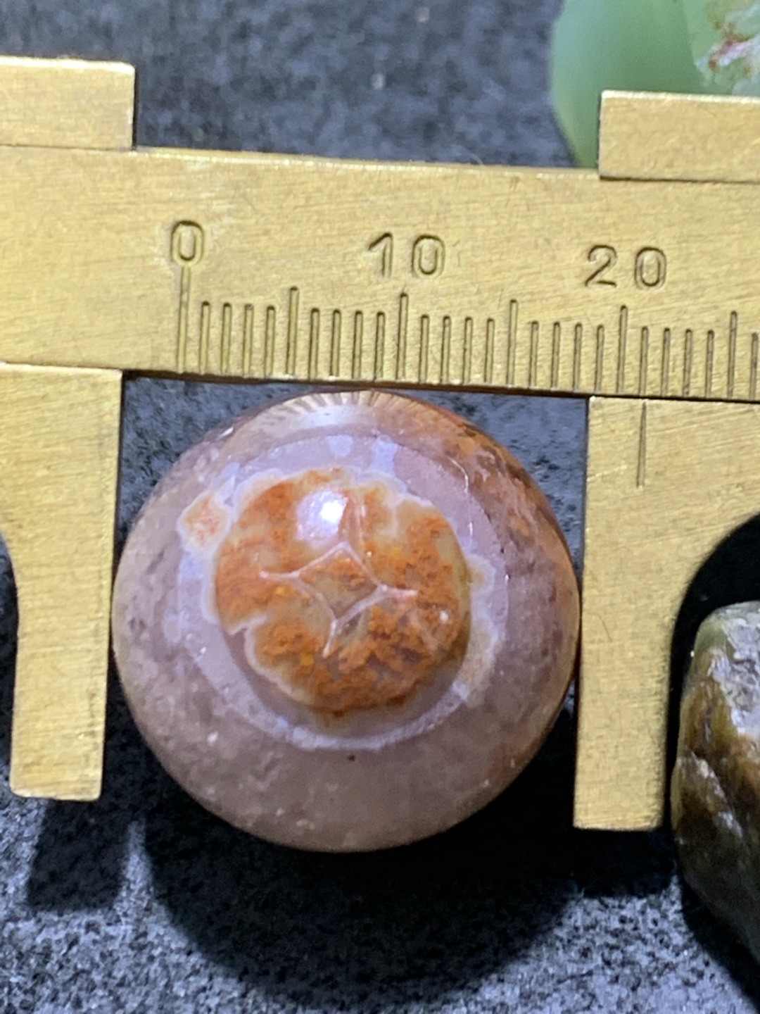 精美冰飘战国红玛瑙手工雕刻钱币珠一颗！寓意：招财进宝