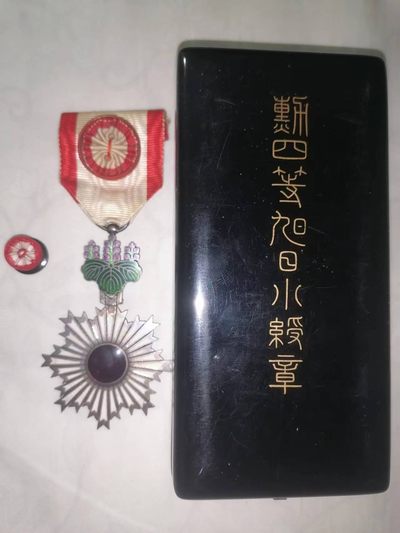 日/苏章略拍卖 - 日本四级旭日章带盒略