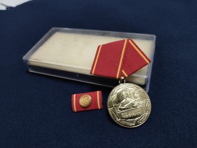 留里克勋赏制服交流拍卖第5场（持续上新） - 东德工战队特级服役奖章（服役25年）铜镀金材质
