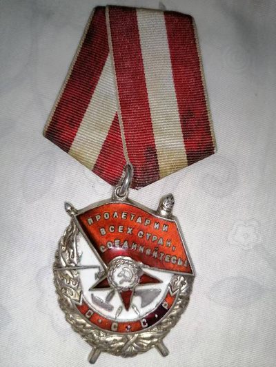 日/苏章略拍卖 - 苏联红旗勋章262488号1945年颁发，装甲部队少尉排长，摧毁了3门火炮、5挺大口径机枪，歼灭了约100名德军，红旗勋章由著名的装甲部队将军波佩和卡图科夫签发