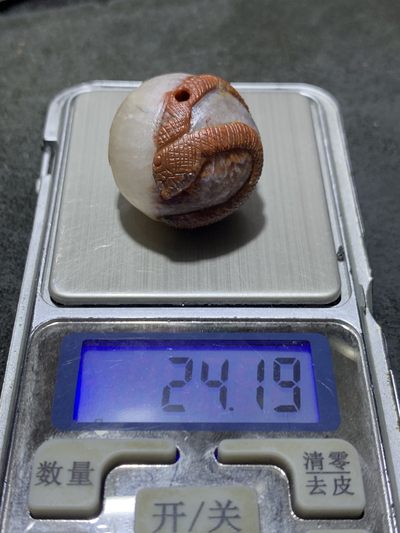 精美冰飘糖心料亚光战国红玛瑙手工俏色巧雕灵蛇随形珠一个 精美冰飘糖心料亚光战国红玛瑙手工俏色巧雕灵蛇随形珠一个