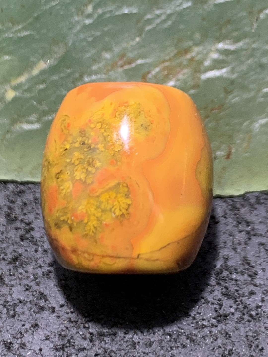精美黄金草花纹战国红玛瑙桶珠一颗