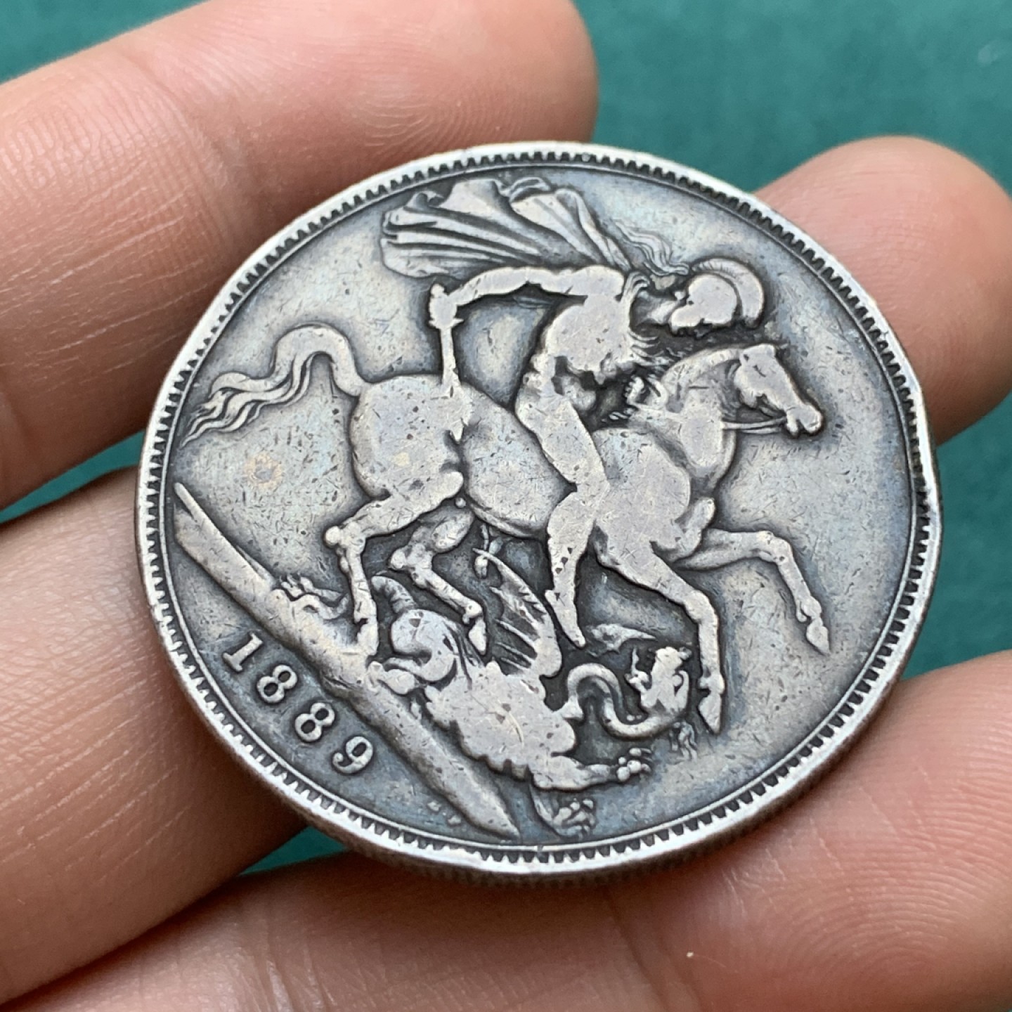 《竞宝斋》第175场-周日，周一2场 (全场包邮) 英国 1889年维多利亚高冠 克朗马剑银币 原味包浆