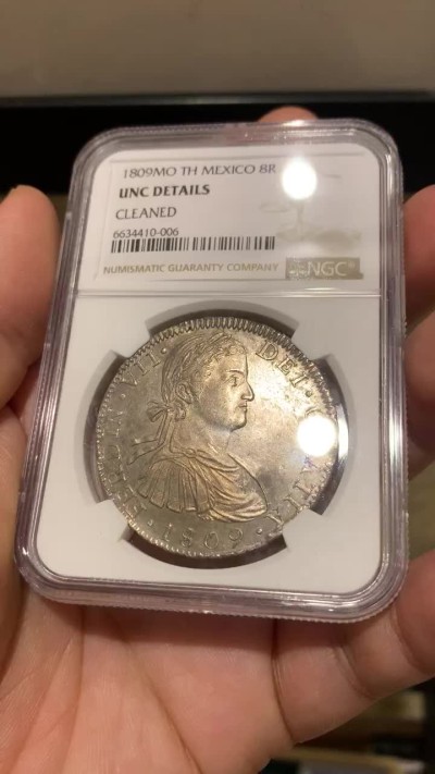 《竞宝斋》第175场-周日，周一2场 (全场包邮) NGC UNC 墨西哥 1809 费七 戎装版 臆造头像 8R 双柱大银币 双面深打 光度好