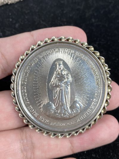 万国钱币拍卖第010期（端午仲夏之夜） - 1842-1871年德国奥格斯堡坚信礼圣证大银章镶嵌挂针圣母抱婴银胸针44MM，银章工艺为凹陷设计，突出3D质感，非常少见的大银章，38g。