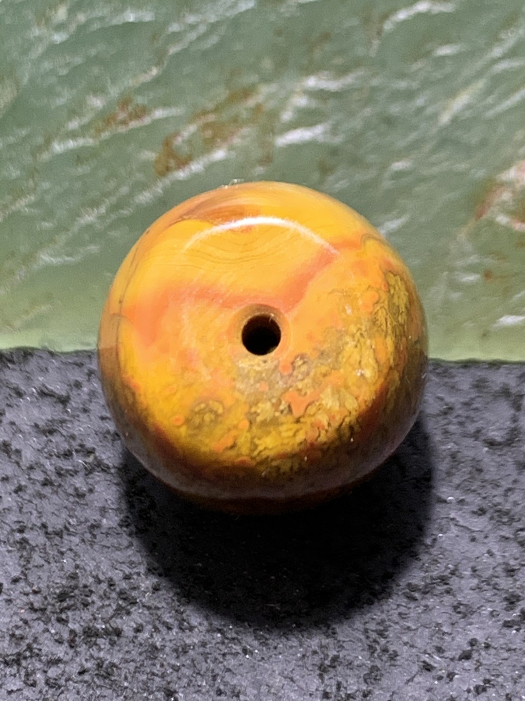 精美黄金草花纹战国红玛瑙桶珠一颗