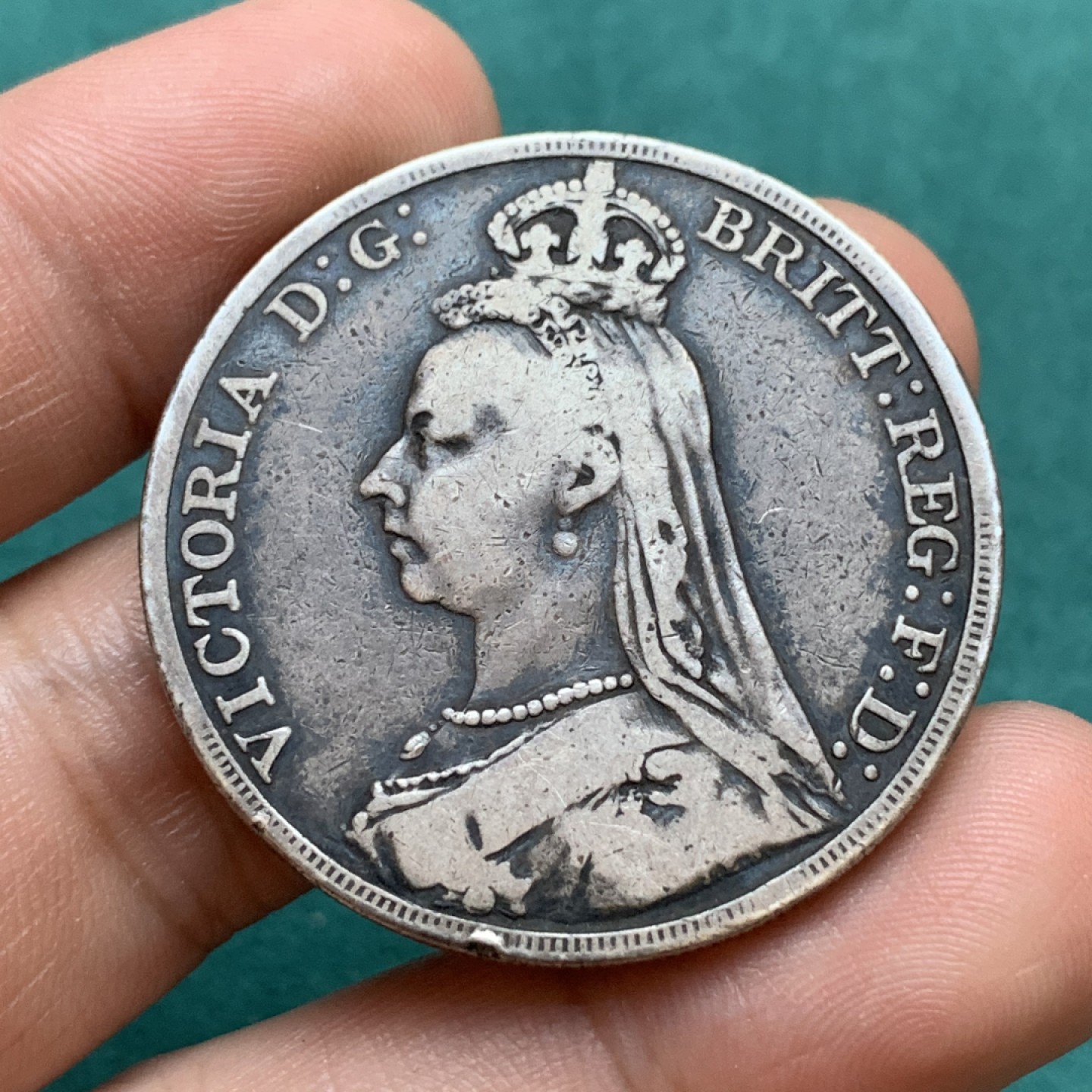 《竞宝斋》第175场-周日，周一2场 (全场包邮) 英国 1889年维多利亚高冠 克朗马剑银币 原味包浆