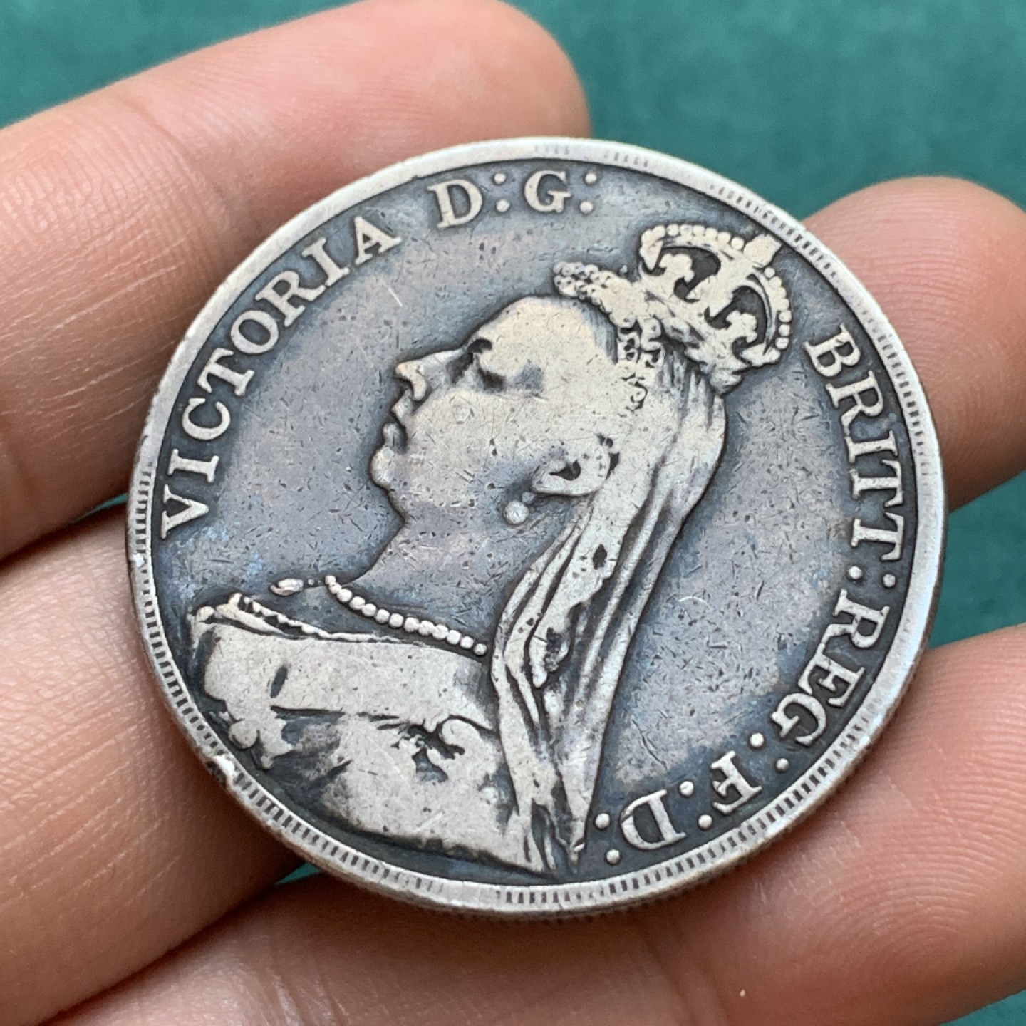 《竞宝斋》第175场-周日，周一2场 (全场包邮) 英国 1889年维多利亚高冠 克朗马剑银币 原味包浆