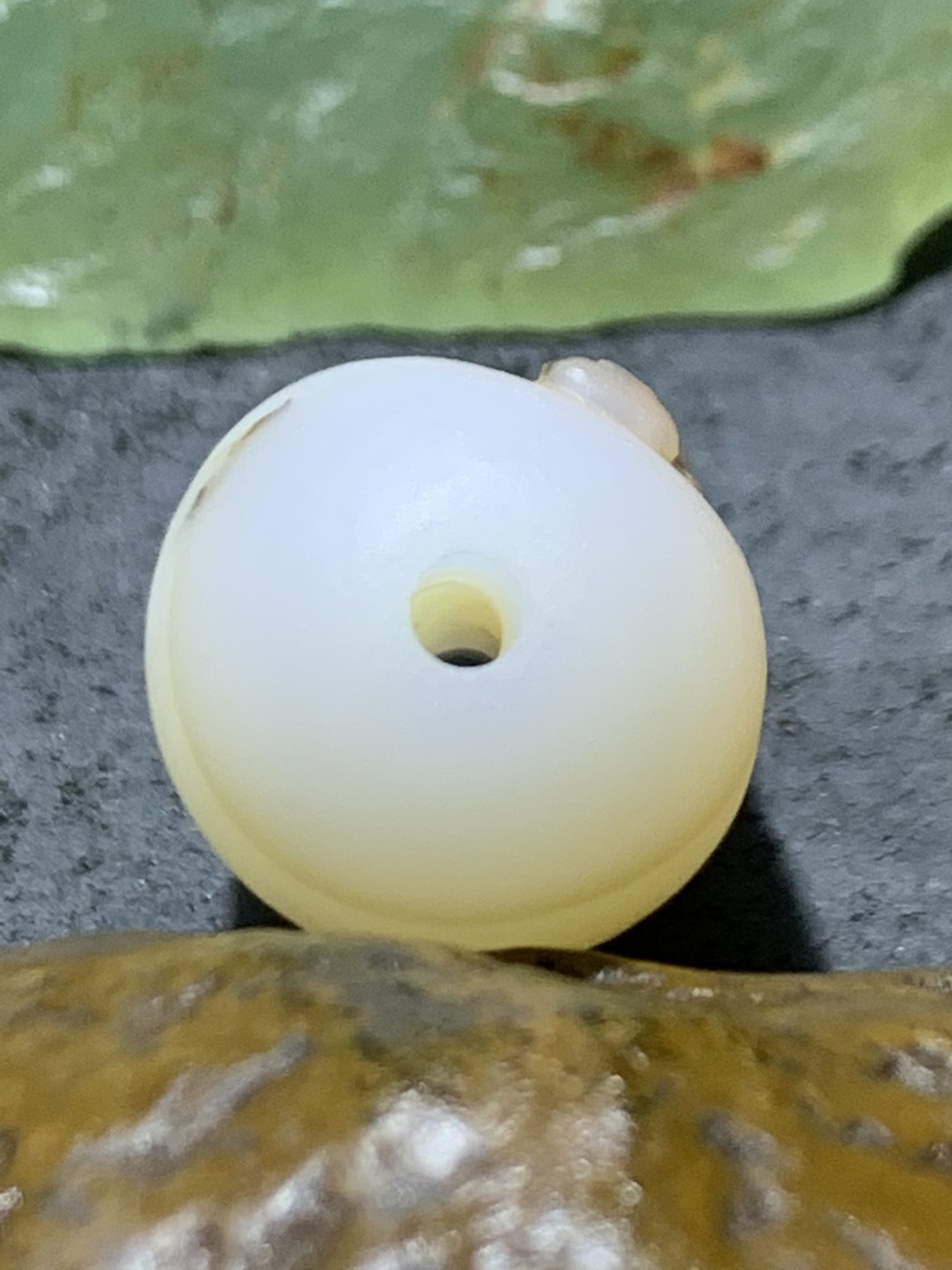 精美亚光高玉化海洋玉髓手工俏色巧雕一心向佛桶珠一个！