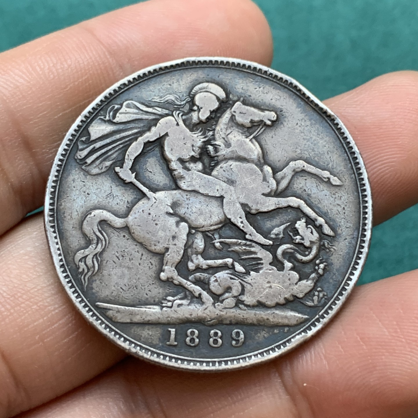 《竞宝斋》第175场-周日，周一2场 (全场包邮) 英国 1889年维多利亚高冠 克朗马剑银币 原味包浆