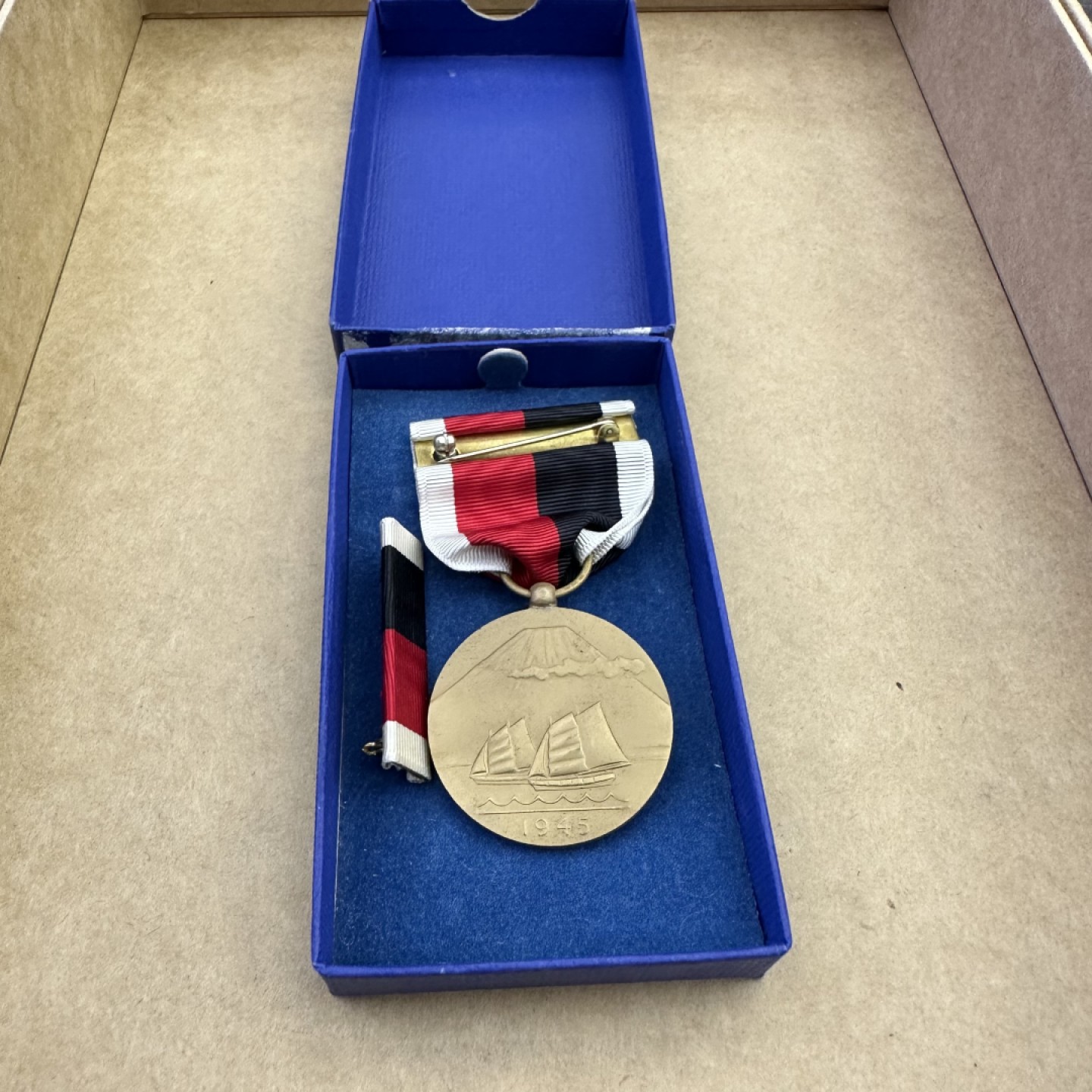 勋章奖章交易所6.24拍卖 美国二战占领奖章，原盒带略