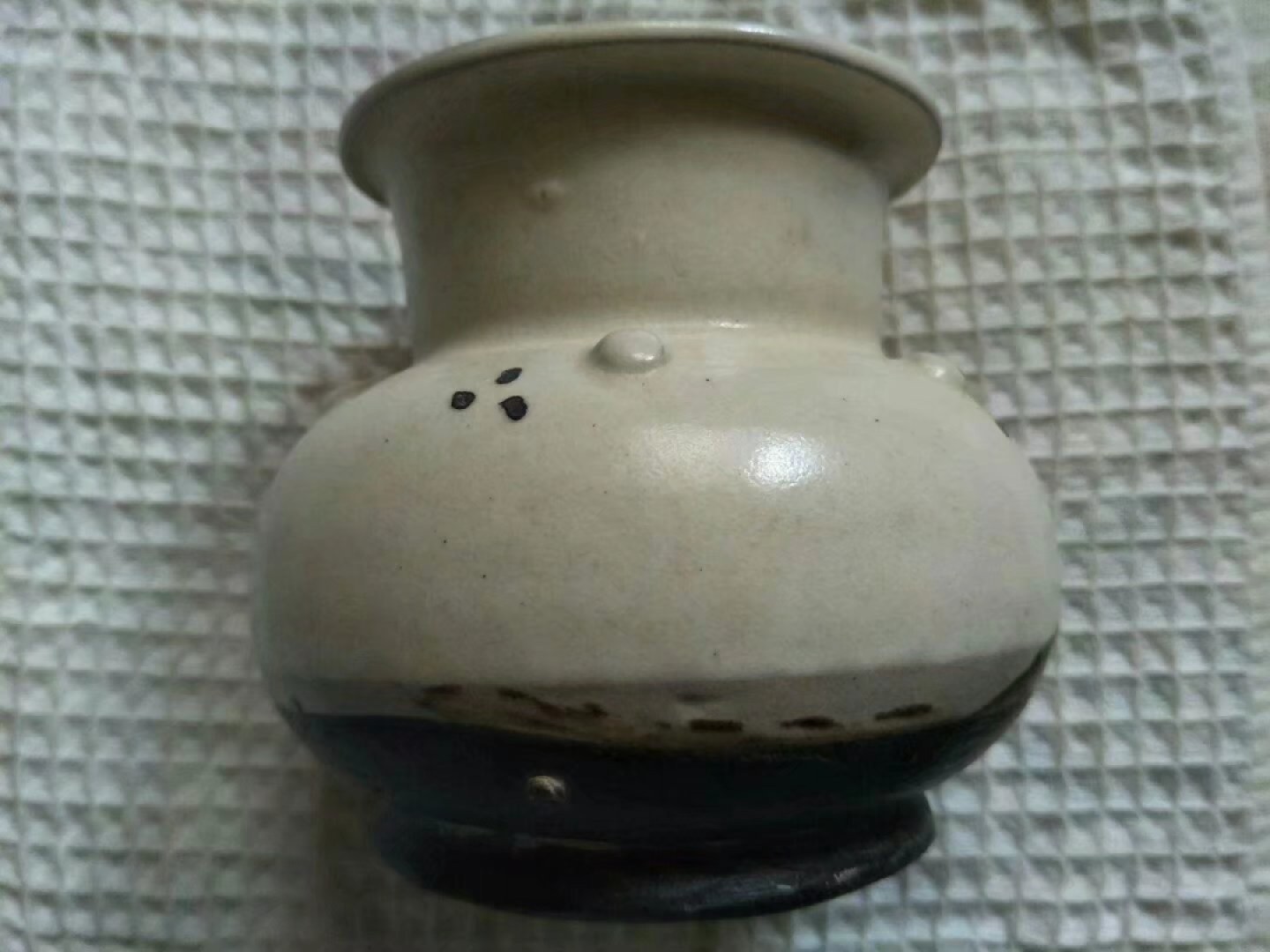 磁州窑系白黑彩釉鼓钉点彩渣斗