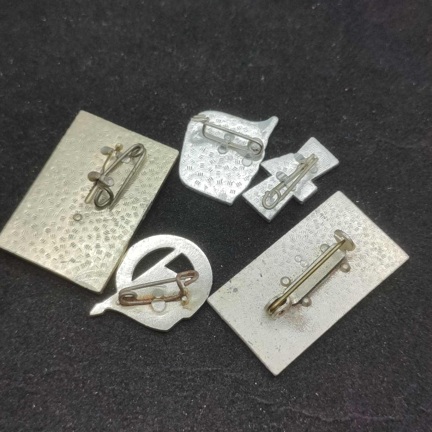 全场0元起拍 第67期 咸鱼国勋章拍卖专场 6月25日（周日）下午6：00开始 东德徽章一组