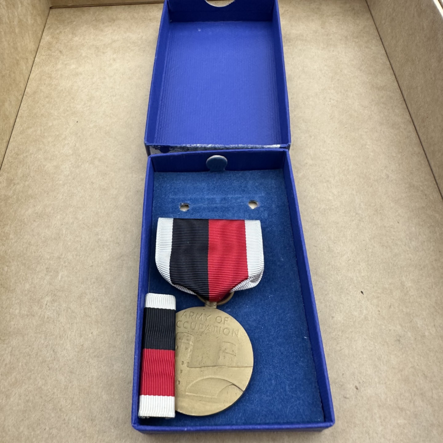 勋章奖章交易所6.24拍卖 美国二战占领奖章，原盒带略