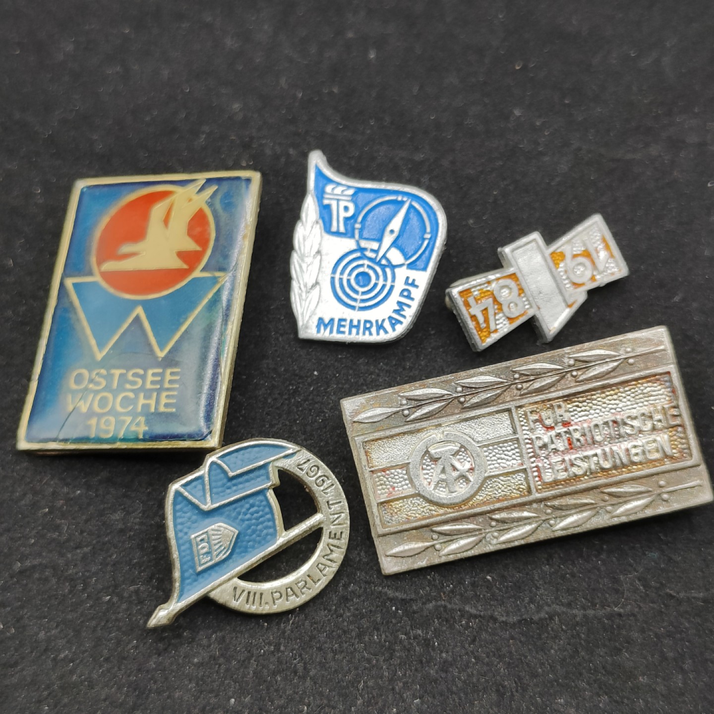 全场0元起拍 第67期 咸鱼国勋章拍卖专场 6月25日（周日）下午6：00开始 东德徽章一组